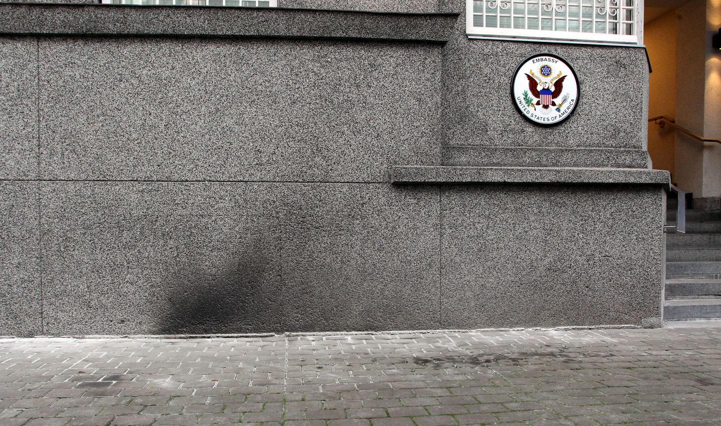 USA saatkonda rünnati eile süütepudeliga.