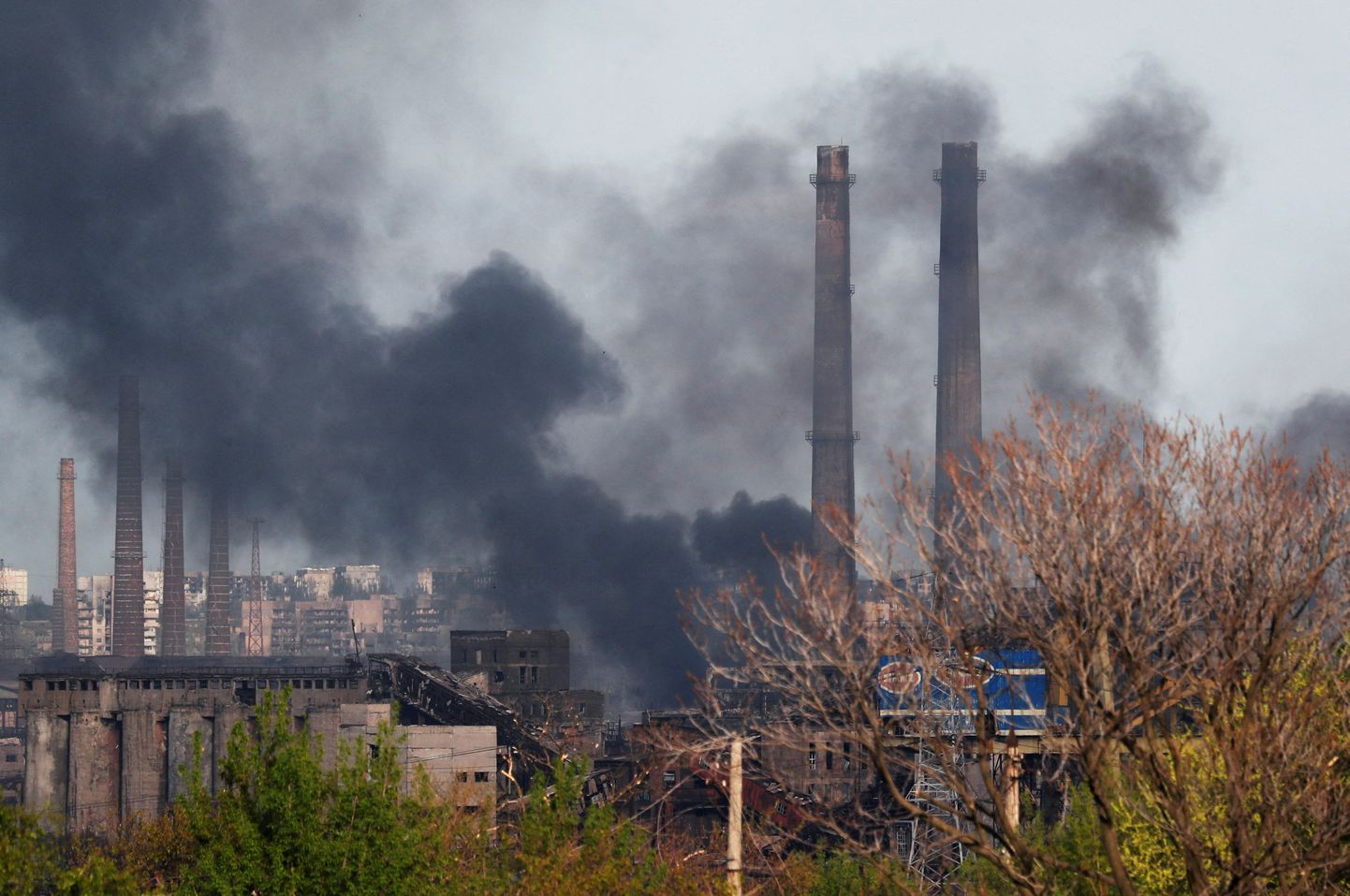 Вид на завод "Азовсталь". 2 мая 2022 года