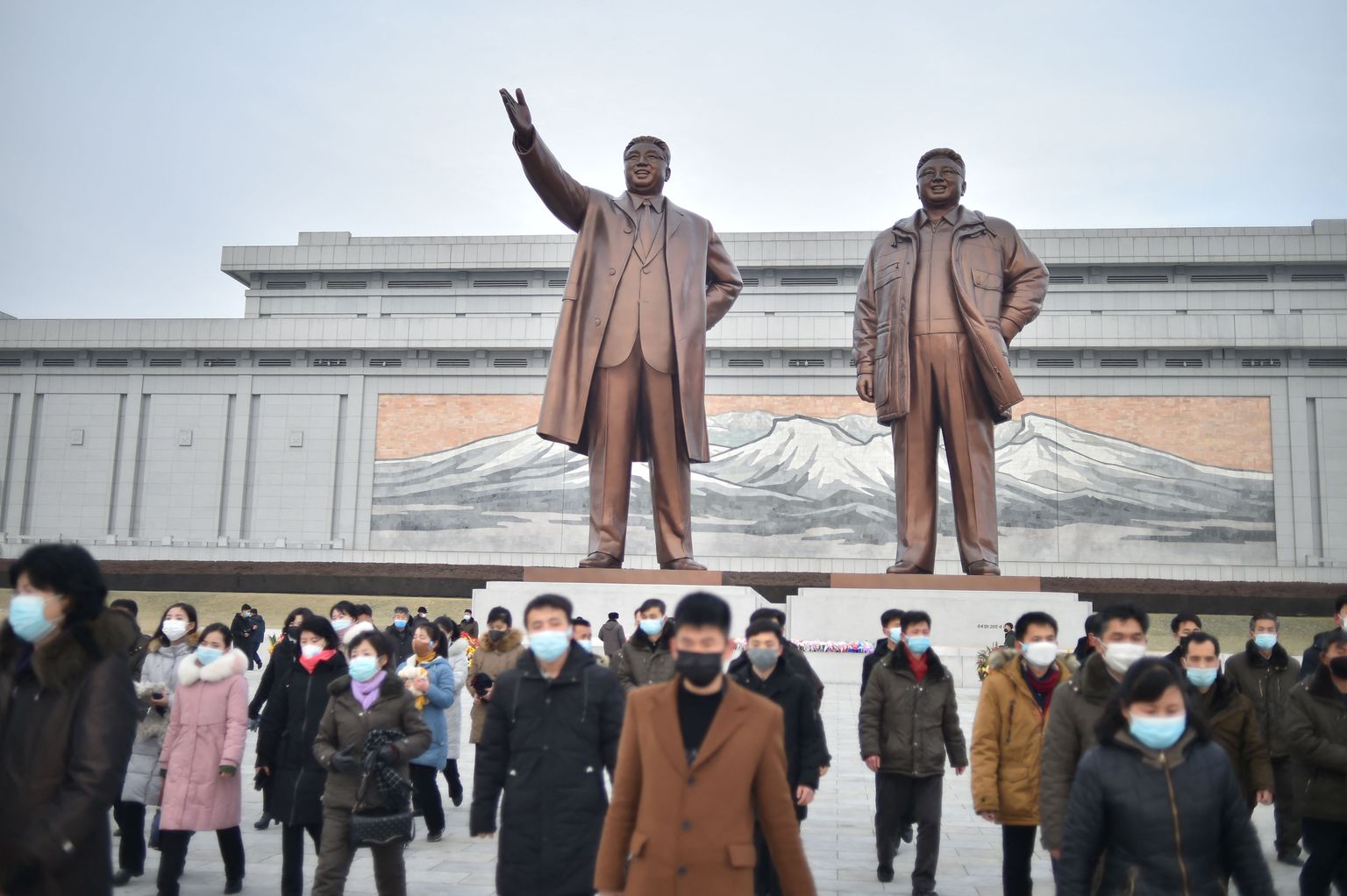 Inimesed külastamas uue aasta alguse puhul Kim Il-sungi ja Kim Jong-ili monumenti Pyongyangis.