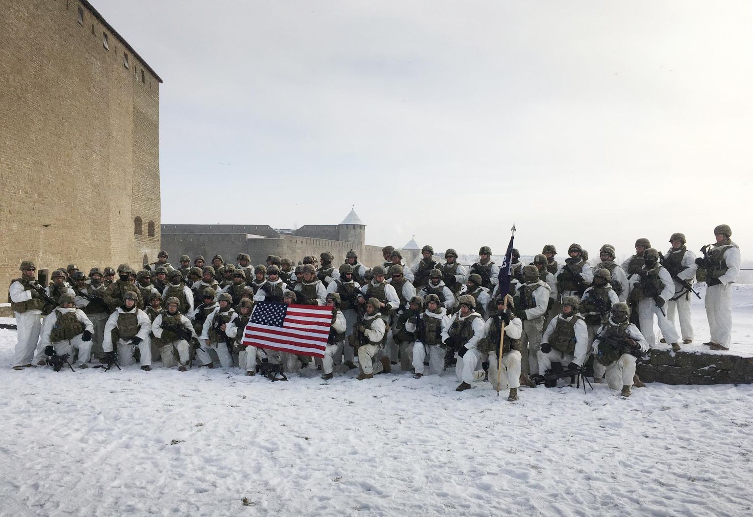 Ameeriklastelt saabuv täiendav liitlasüksus on järjekordne näide Washingtoni pühendumusest liitlaste julgeoleku tagamisele. Küll väiksema kaliibriga, aga sama mõttega tour de force’i sai näha 2017. aasta veebruaris, kui USA dessantväelased korraldasid Ida-Virumaal talvemarsi. Retk päädis toona ühispildiga Narva linnuses, taamal Ivangorodi linnus. See sümboolne samm ei jäänud Moskva kriitikata, nii et ilmselt pillutakse ka värske uudise kohta teisel pool Narva jõge uusi nooli.