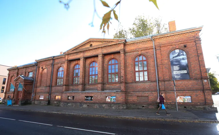 Tartu Uus Teater kauples 2011. aastal ülikoolilt endale välja ajutise rendimaja, vana võimla Lai 37 aadressil. 2019. aastal õnnestus teatril maja publikuannetuste toel ära osta.