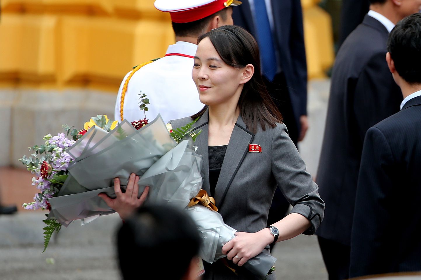 Põhja-Korea liidri Kim Jong-uni õde Kim Yo-jong 1. märtsil 2019 Vietnamis Hanois vastuvõtutseremoonial saadud buketiga