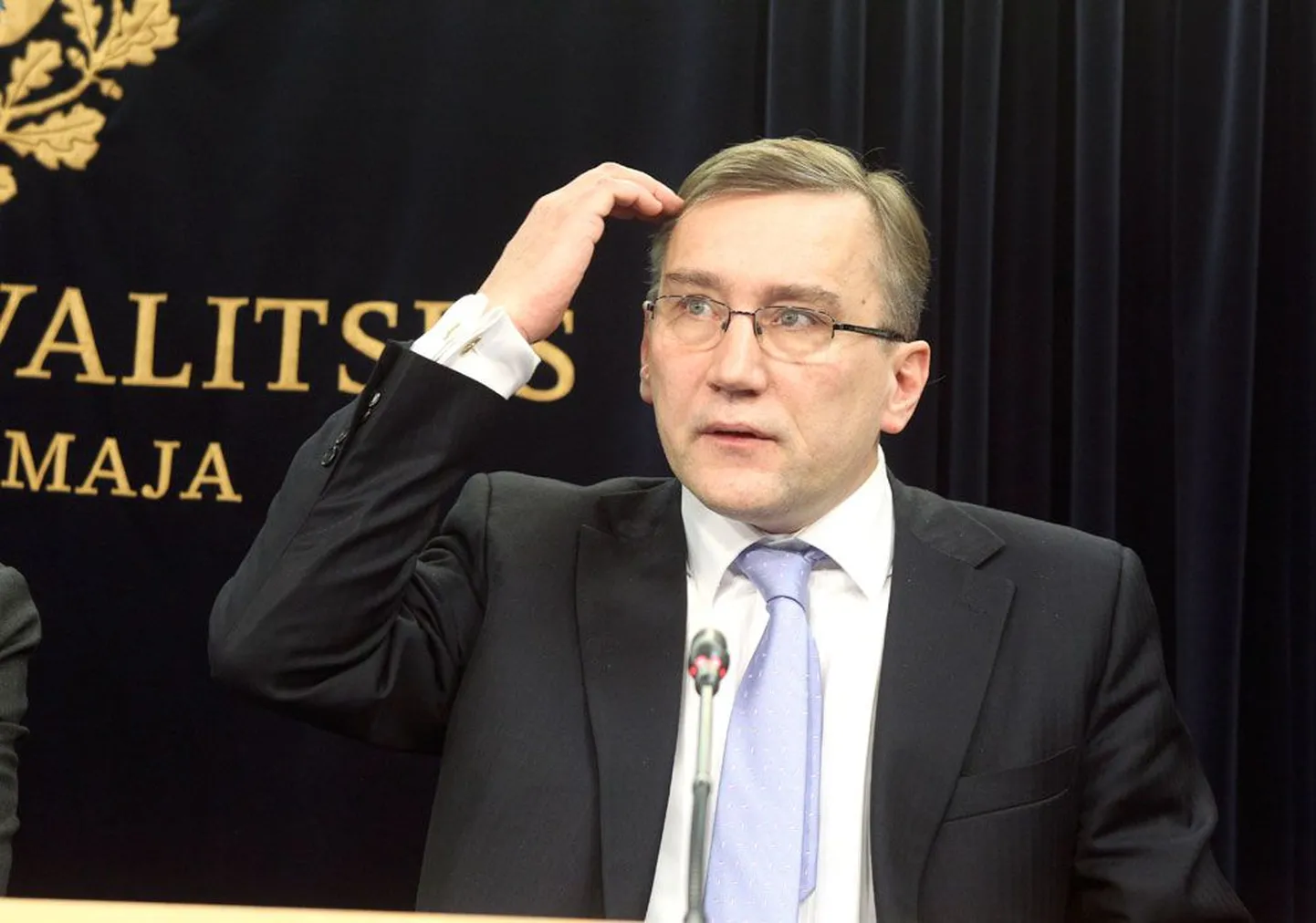 Majandusminister Juhan Partsil tuleb vaata et iga päev Estonian Airi tuleviku kohta selgitusi anda. Pildil on ta neljapäeval valitsuse pressikonverentsil.