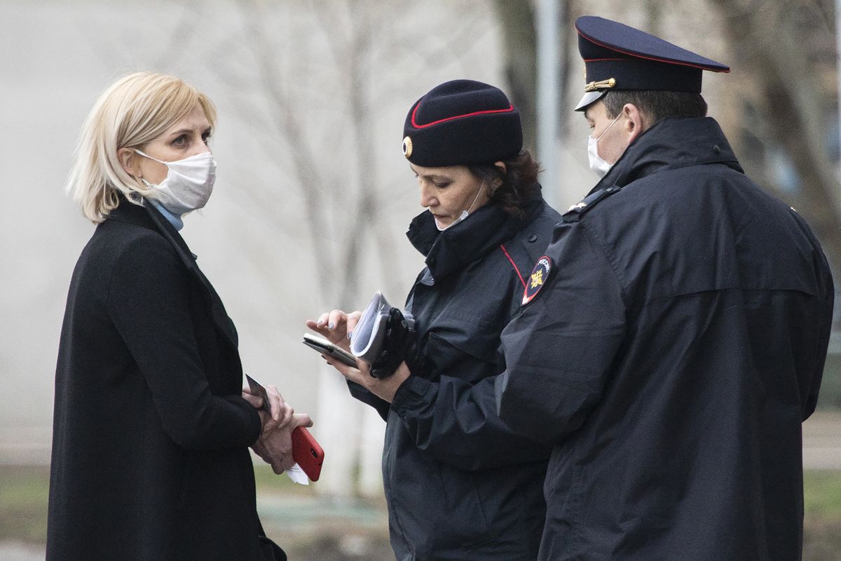 Policija Maskavā pārbauda sievietes dokumentus, lai pārliecinātos, ka viņa ievēro karantīnas nosacījumus
