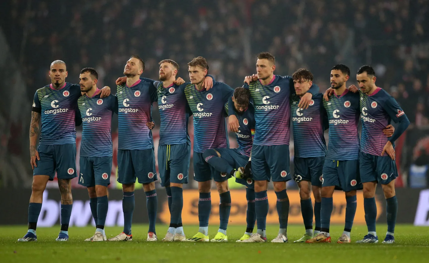 St. Pauli meeskond ei saanud penaltiseeria lõpus rõõmustada. Vasakult kolmas on Karol Mets.