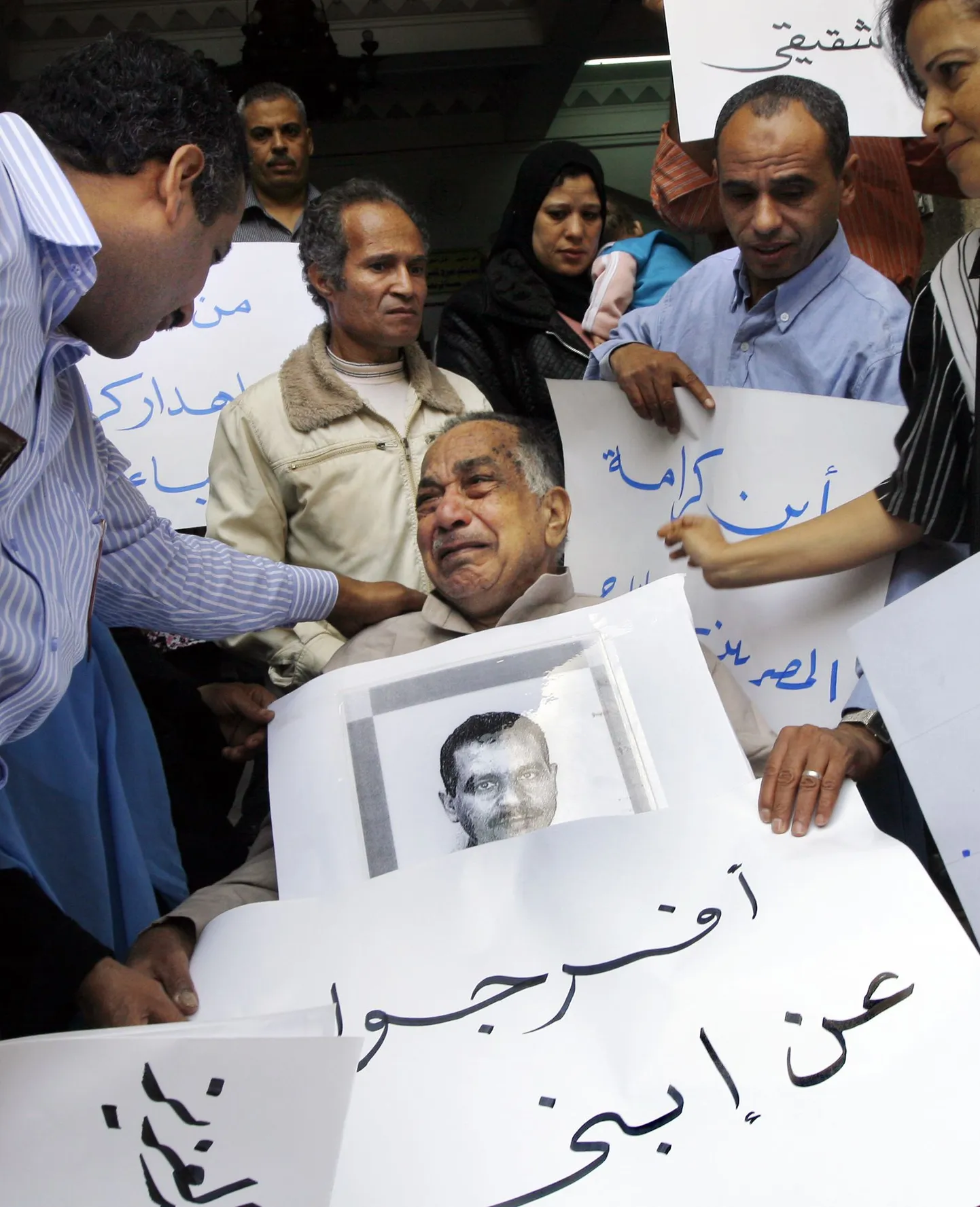 Egiptuse arstid ja inimõigusaktivistid protesteerimas arst Raouf Amin el-Arabile  määratud karistuse vastu