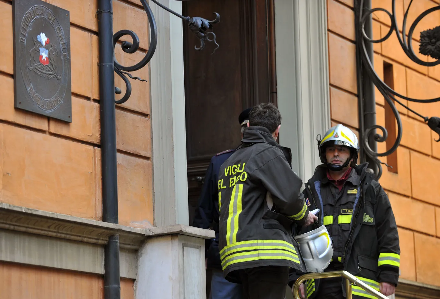 Itaalia tuletõrjujad Tšiili saatkonna juures Roomas.