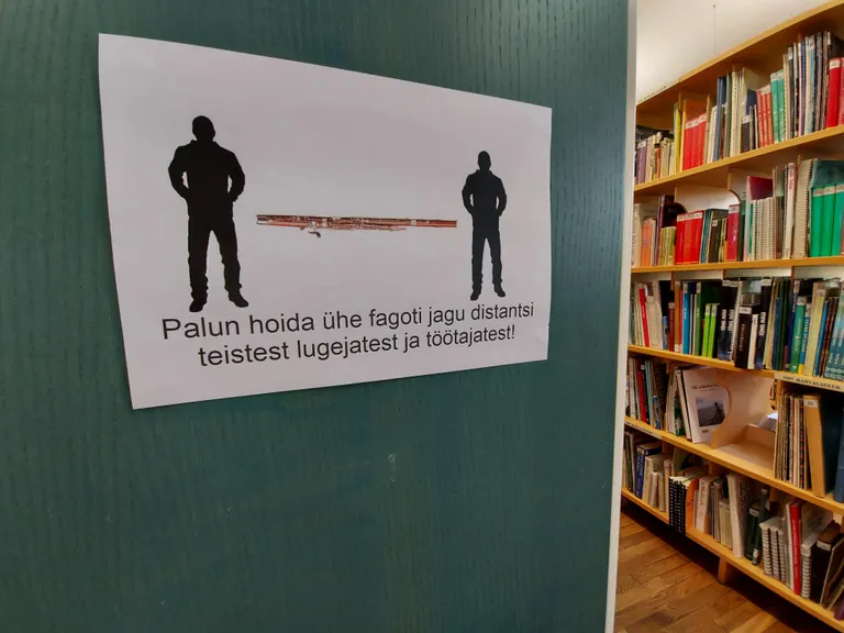 Distantsihoidmise meeldetuletus linnaraamatukogu muusikaosakonnas.