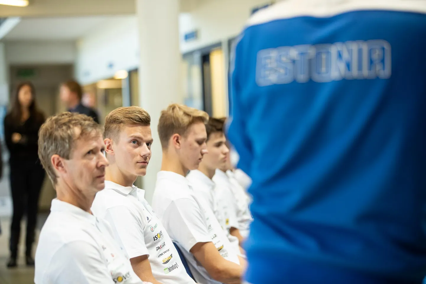 Kristjan Ilves ja ta isast treener Andrus kuulavad, kuidas Allar Levandi talveks head soovid kaasa annab: «Loodetavasti saan teile taas õnnitlustega SMSe saata!»