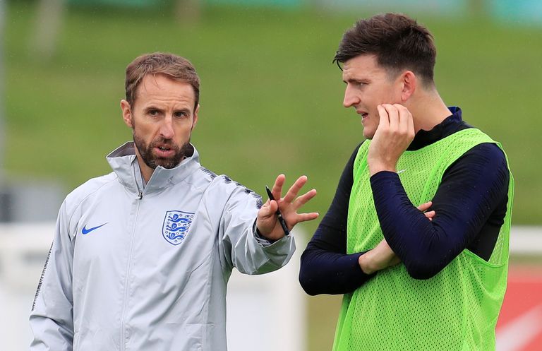 Inglise jalgpallikoondise peatreener Gareth Southgate ja kaitsemängija Harry Maguire (paremal) 2018