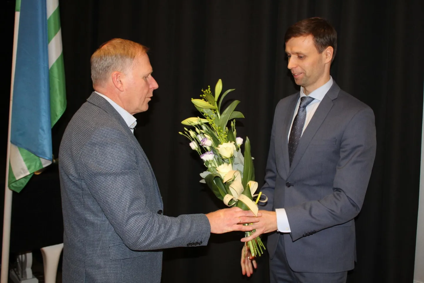 Volikogu esimeheks valitud Maksim Butšenkov (paremal) õnnitleb vallavanemaks saanud Riho Telli.