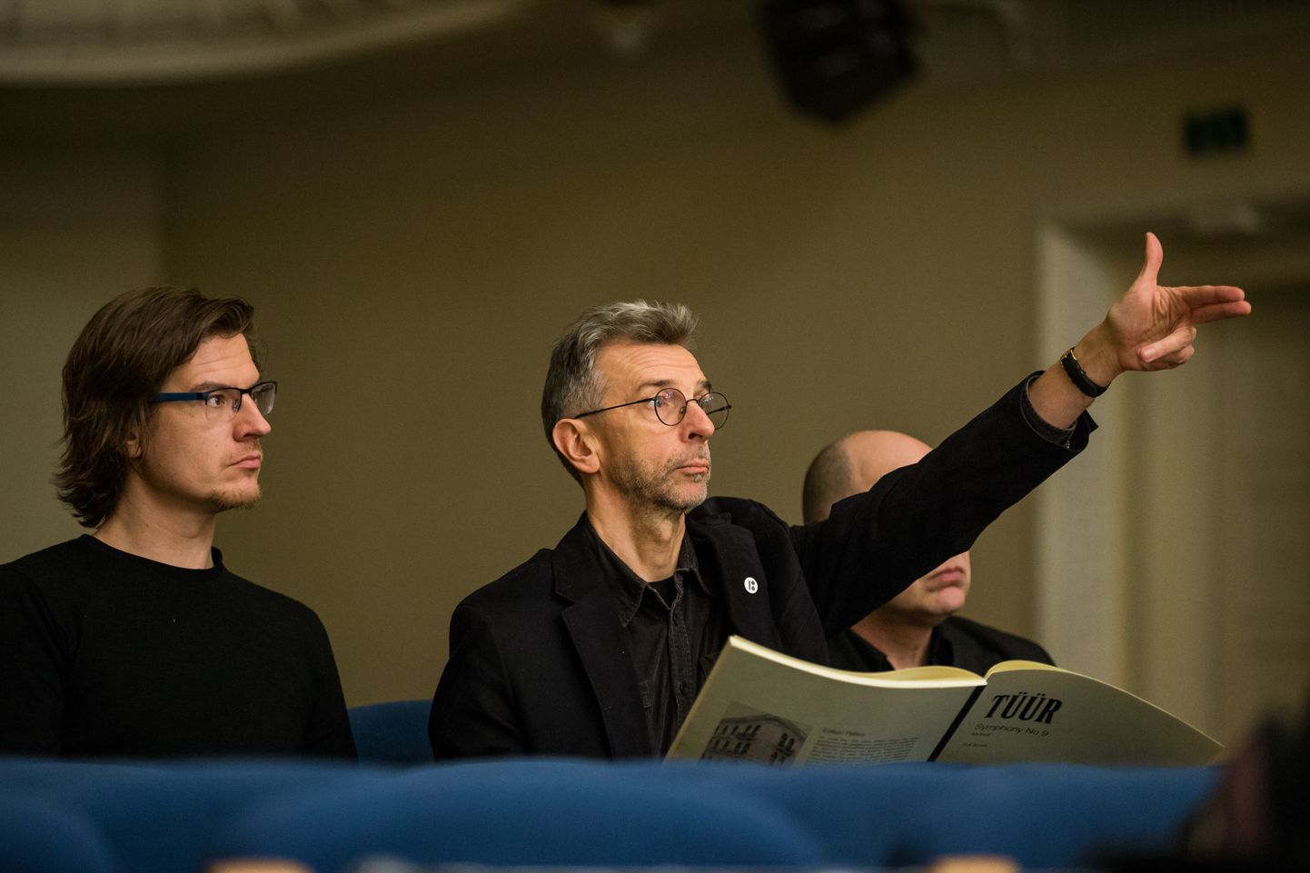 Helilooja Erkki-Sven Tüür oma 9. sümfoonia peaproovis Estonia kontserdisaalis. Vasakul Andres Kaljuste.