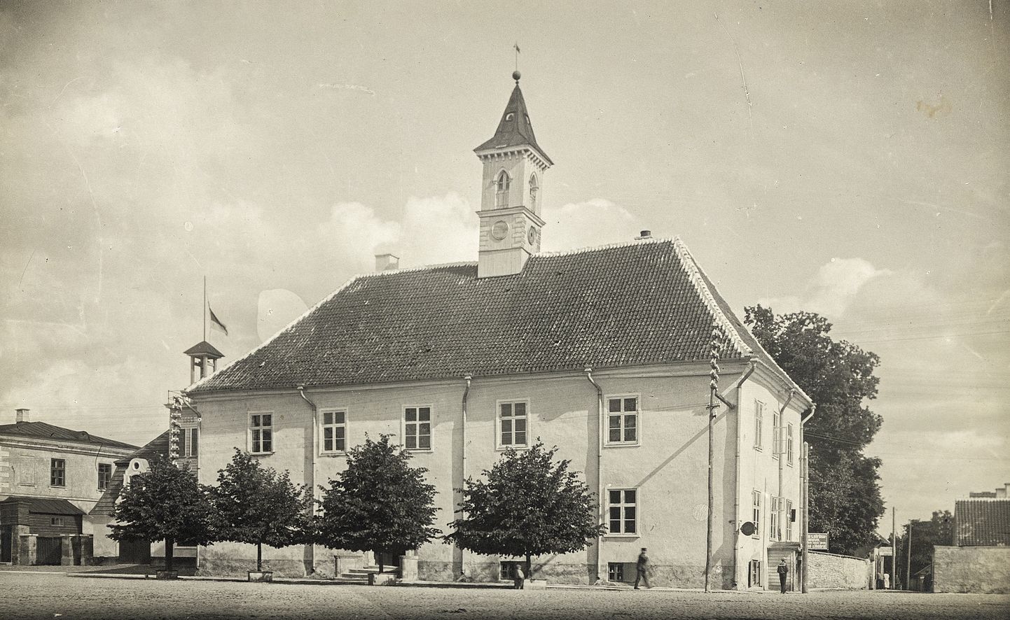 Kuressaare raekoda 1925. aastal. J. & P. Parikase foto. (SMF 3761:1379)