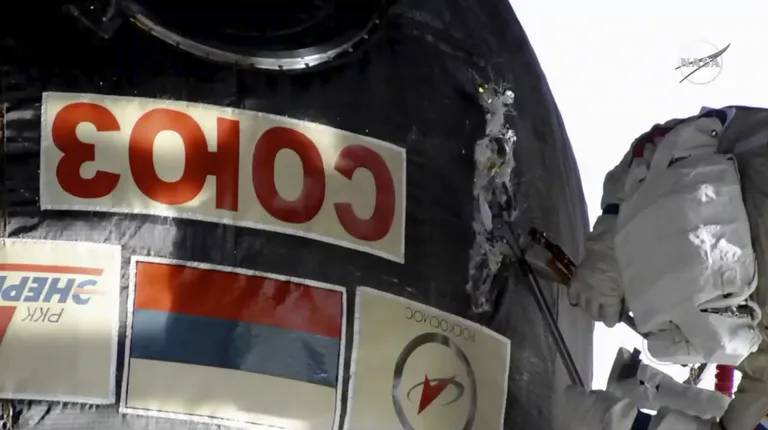 Vene kosmonaudid Sojuzi moodulit lahti lõikamas.