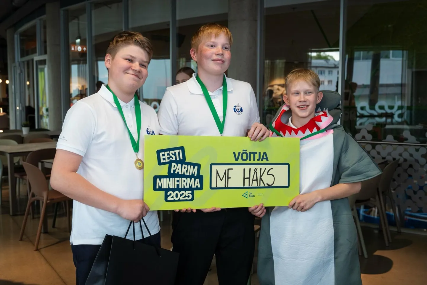 Eesti parima minifirma noored ettevõtjad Tanel Tuvike (paremalt), Jesper Salukivi ja Otto Gustav Almann.