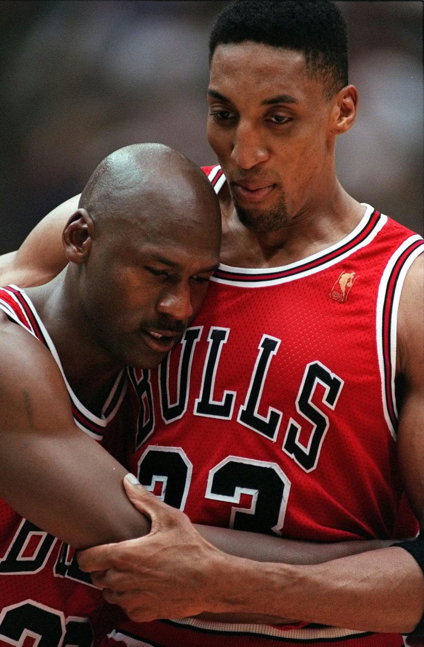 Komandas biedrs Skotijs Pipens palīdz Maiklam Džordanam atstāt laukumu 1997. gada NBA finālsērijas piektajā mačā.