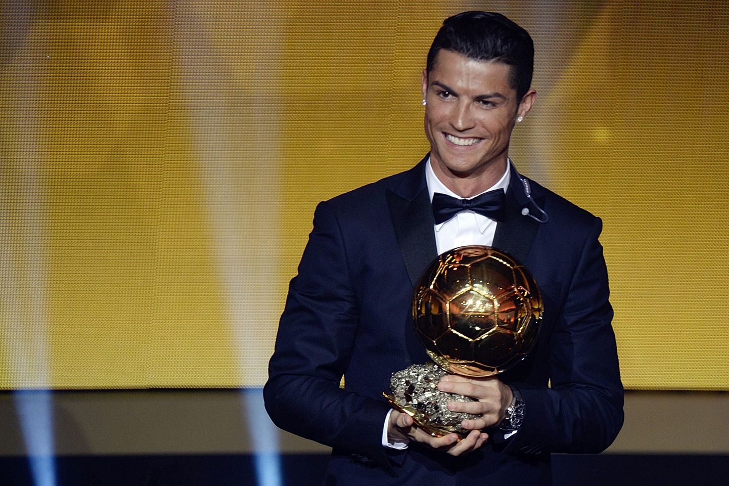 Криштиану Роналду в январе получил "Золотой мяч" как лучший футболист по итогам 2014 года.