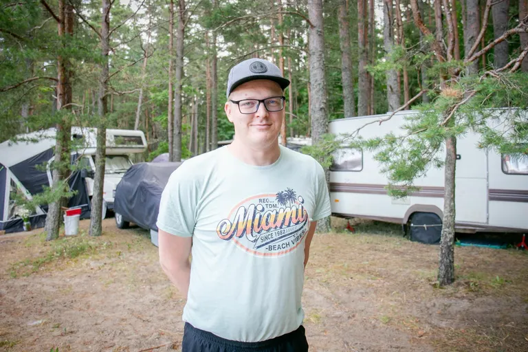 Pärnumaalt pärit, aga nüüd Tartu kandis elav Jarmo Tael tuli Lemmele pere ja sõpradega nädalavahetuseks telkima, kaasas nii grill-liha kui hommikupuder, aga ka mängud, et igav poleks. “Täitsa hästi läks. Veidi külm ja tuuline oli alguses, aga sai mereski ära käidud,” sõnas ta.