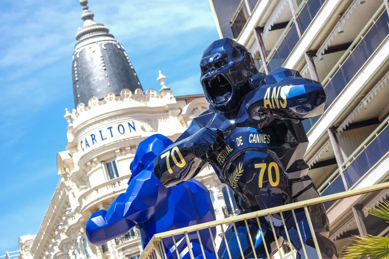 Kuulsa Carltoni hotelli ees seisab Cannes'i festivali juubelilivreesse maalitud taskuformaadis King Kong. / SIPA/SCANPIX