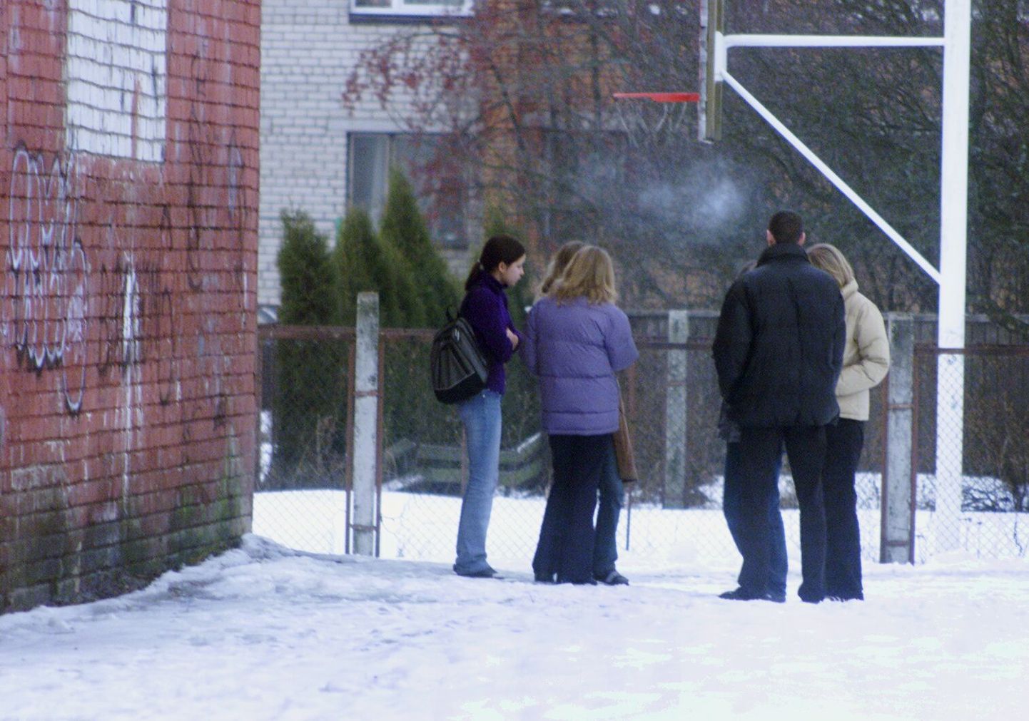 Politseinikud tabasid Pärnu koolide ümber mitukümmend alaealist suitsetajat. Juuresolev foto on illustratiivne.