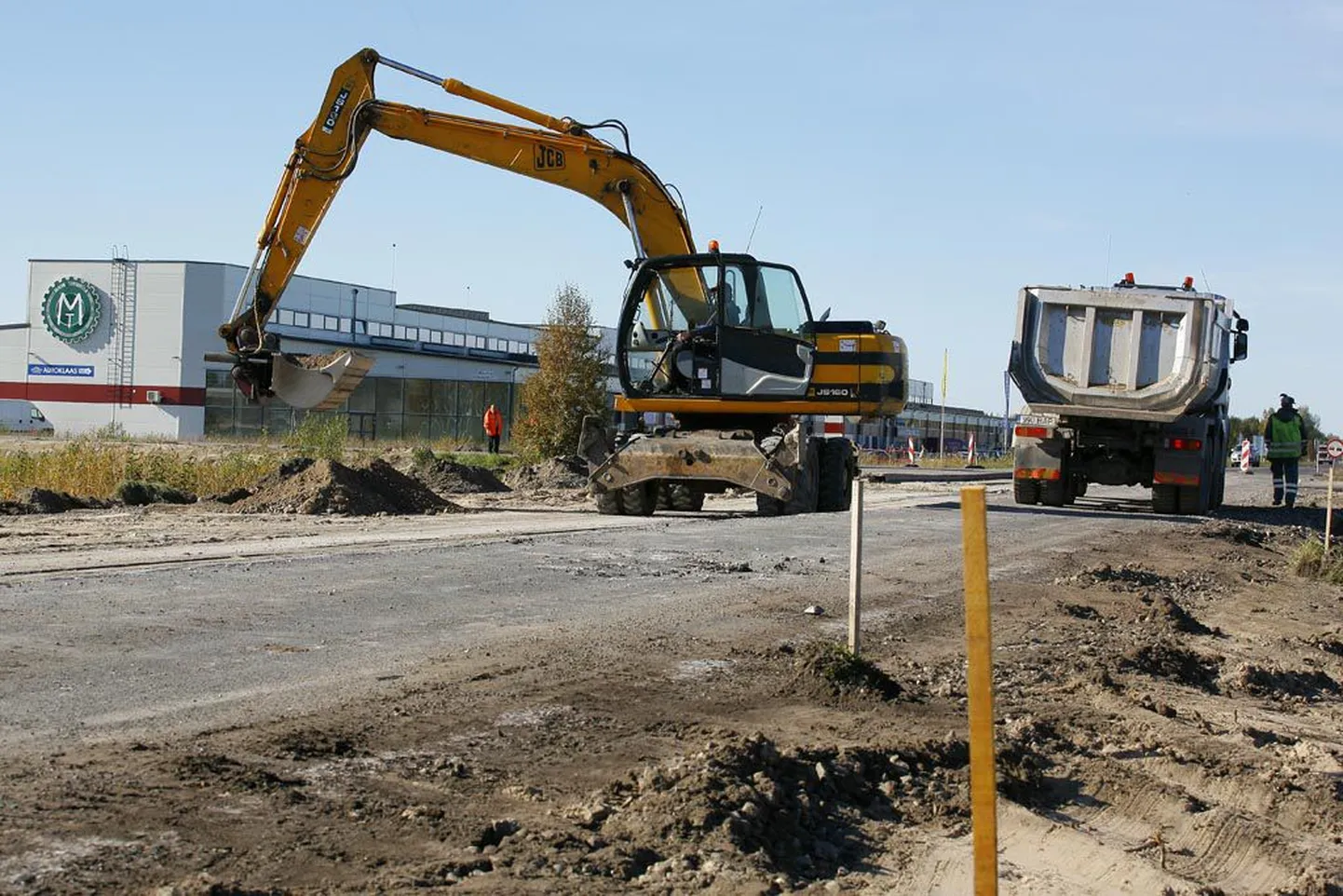 Lihula maantee Pärnusse tooval teepoolel käis eile vana katte ülesvõtmine.