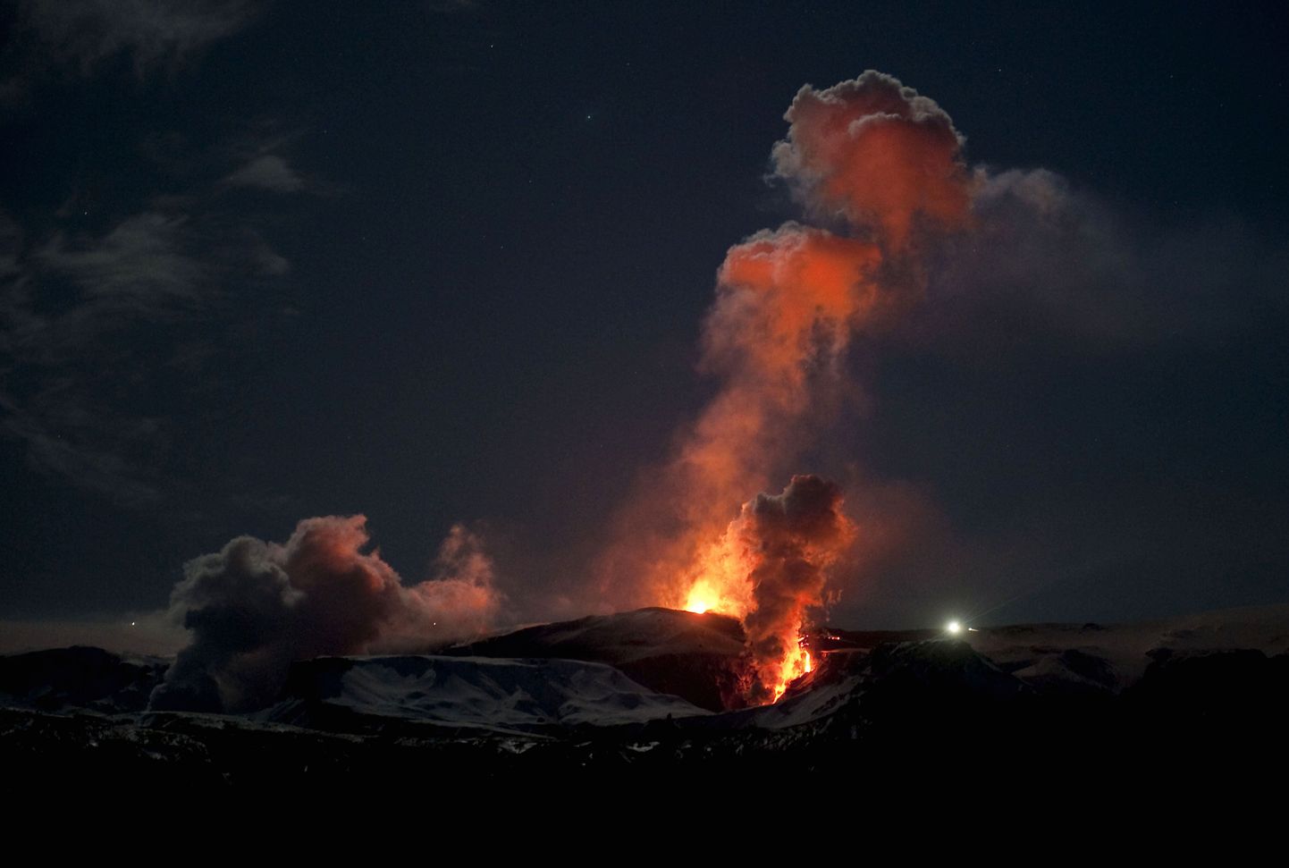 Islandi Eyjafjallajökulli liustikul olev Fimmvorduhalsi vulkaan