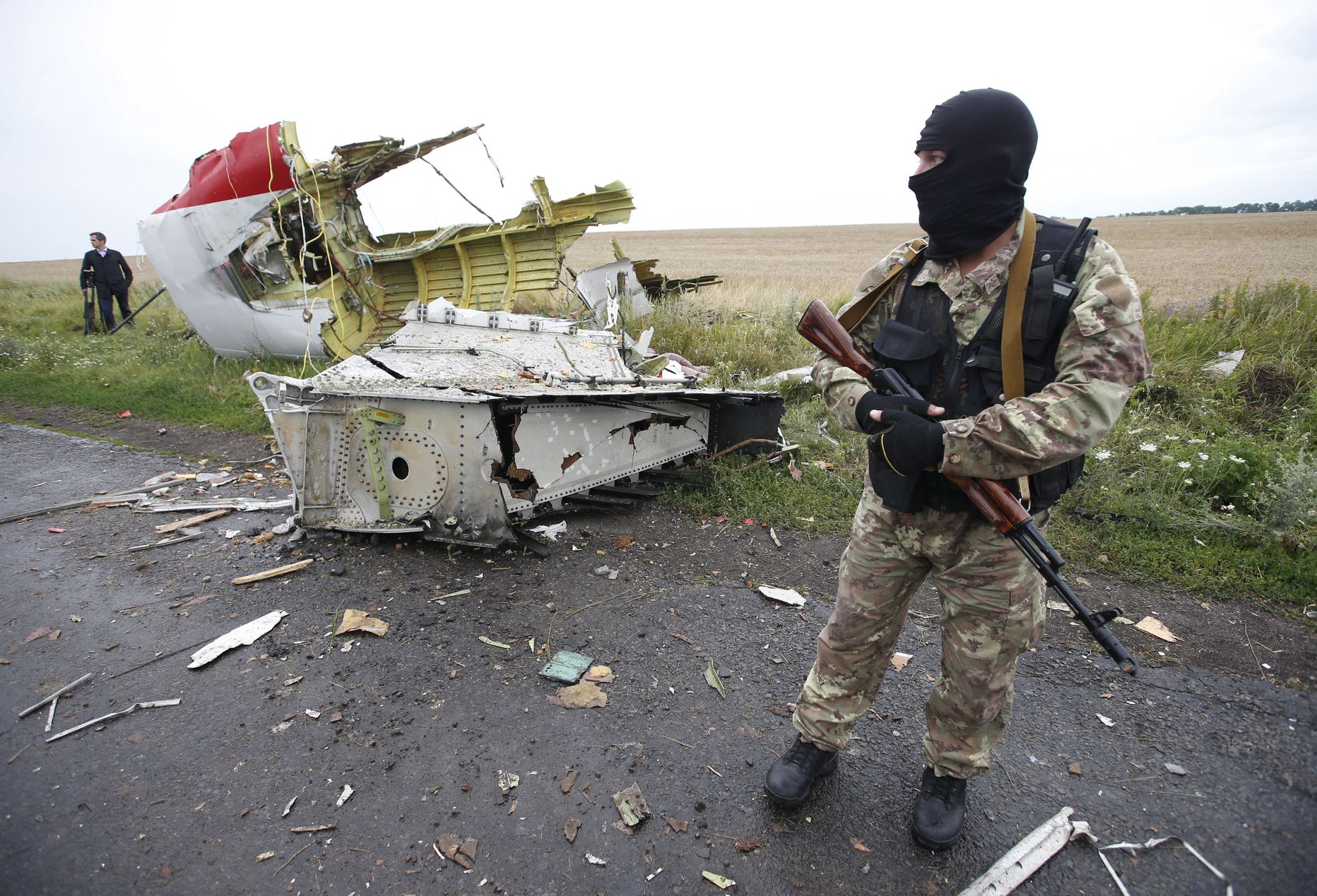 Vene-meelne võitleja Donetskis lennu MH17 rusude juures.