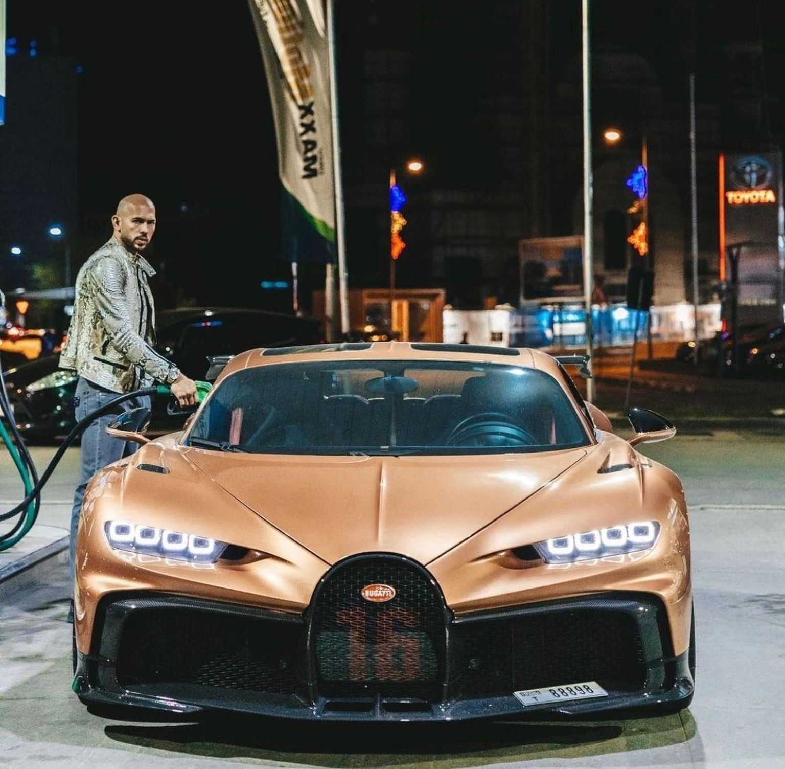 Andrew Tate leiab, et mehe mõõdupuuks on korralik sportauto. FOTO: Veeb