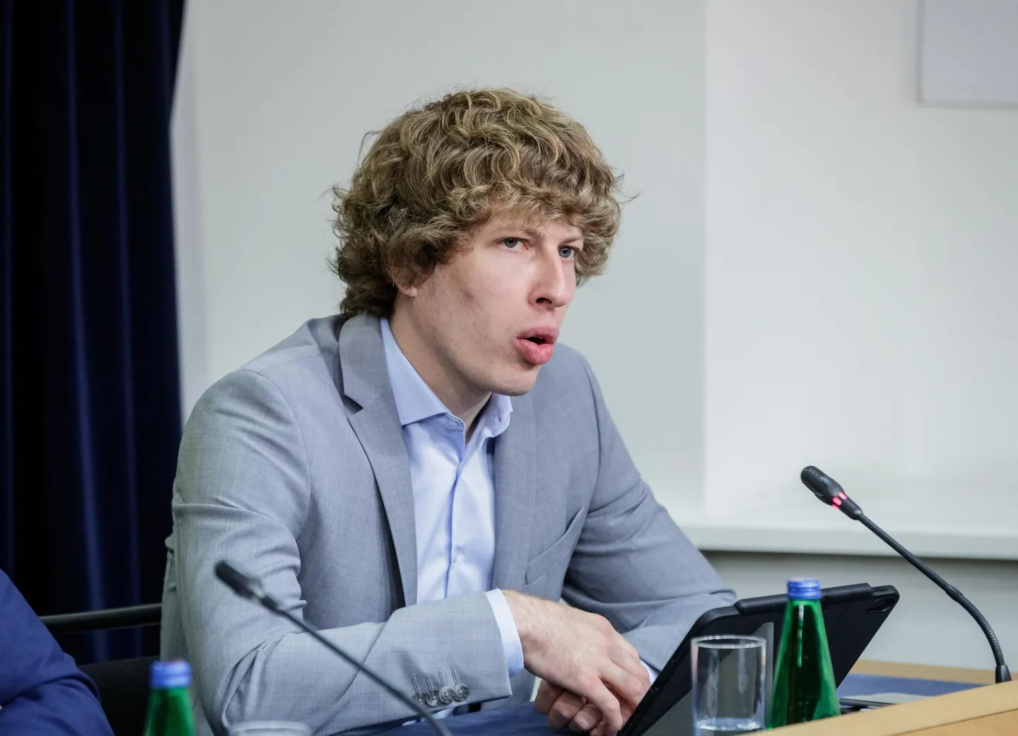 Tervise- ja tööminister Tanel Kiige sõnul on praeguses tööturu olukorras oluline tagada töötukassale piisavad ressursid nii töötavate kui ka töötute inimeste toetamiseks.