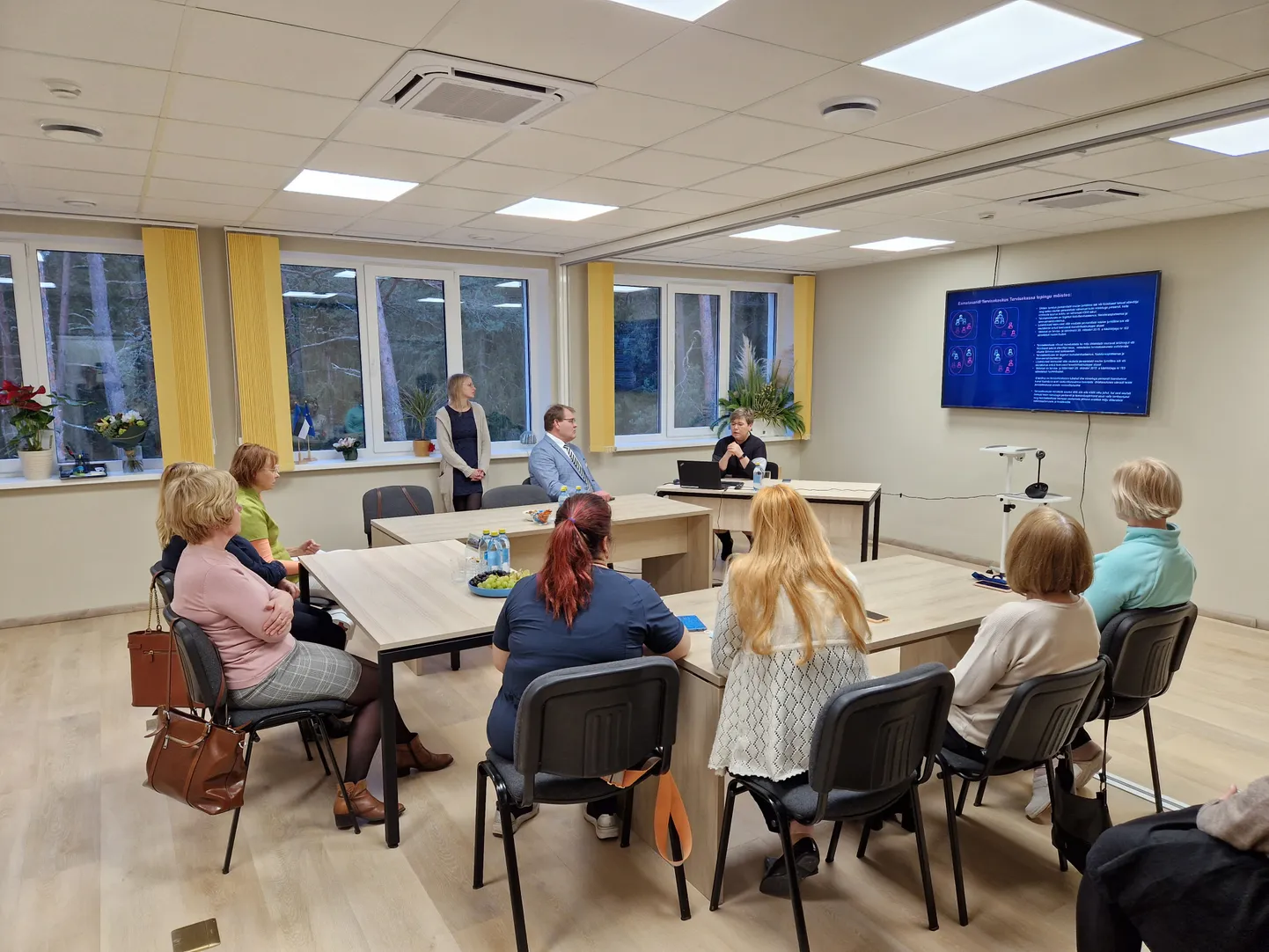 Tartumaa Tervisekeskuse juhataja dr Peeter Laasik (taga keskel) arutlemas Tervisekassa esindaja Anu Valliga, kuidas arstiabi kättesaadavust parandada.