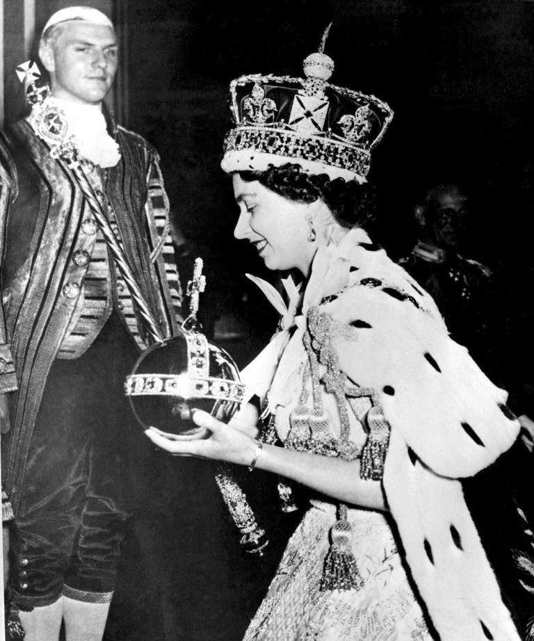 Kuninganna Elizabeth lahkumas oma kroonimiselt 2. juunil aastal 1953.