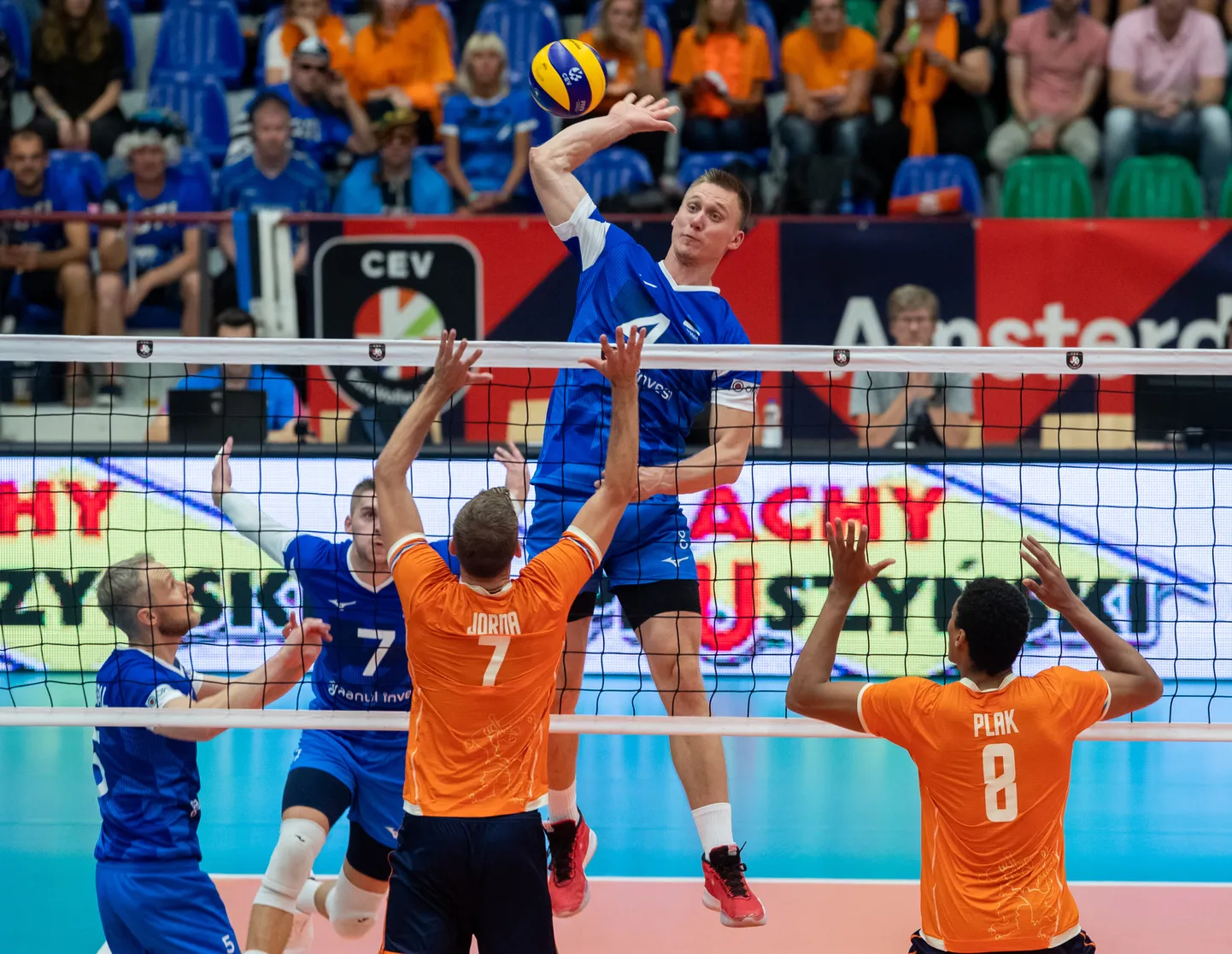 Eesti meeste võrkpallikoondis kaotas EM-finaalturniiril Hollandile 1:3.