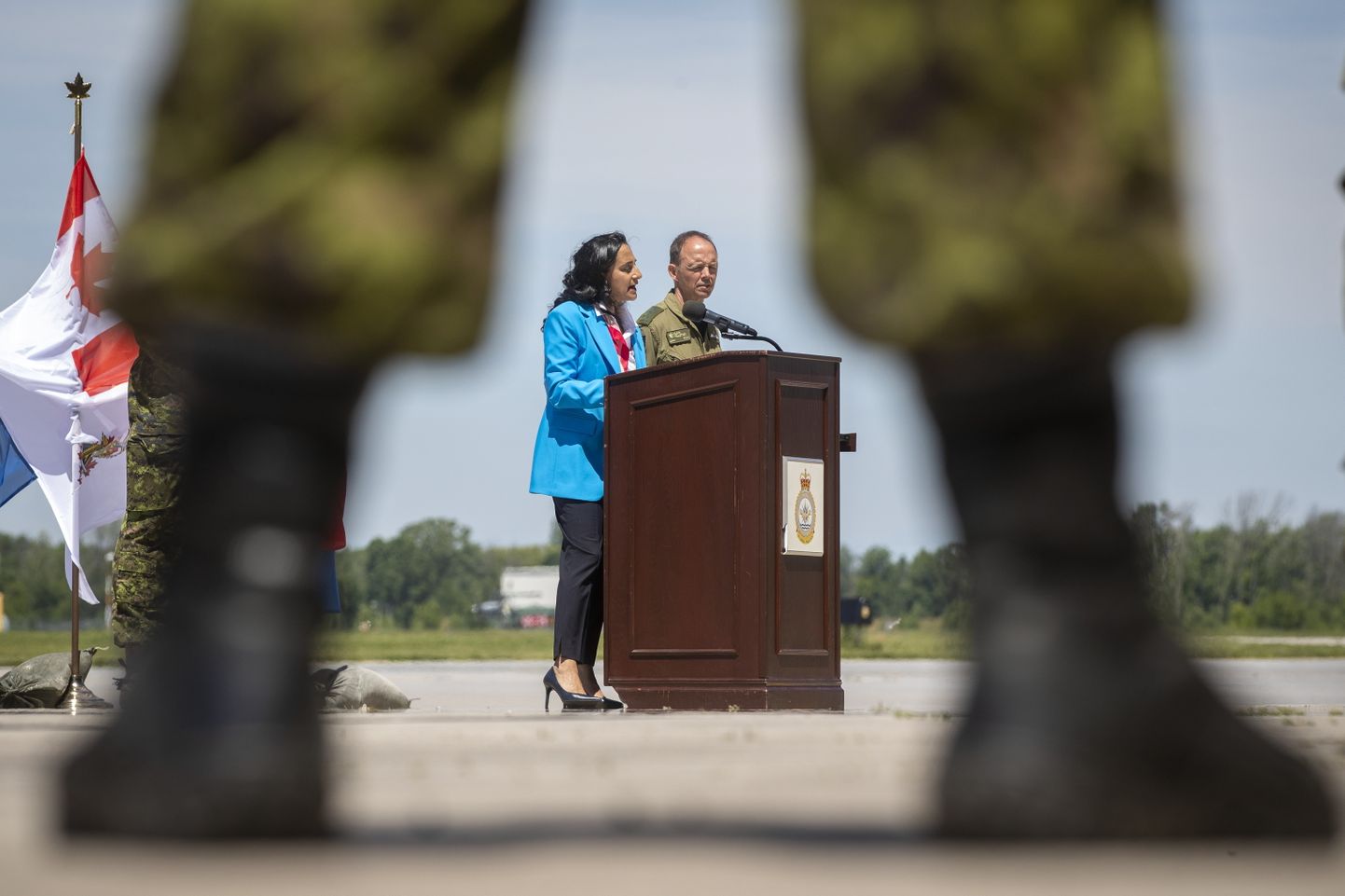 Kanada kaitseminister Anita Anand (sinises jakis) 20. juunil 2022 Trentoni sõjaväebaasis kulutusi välja kuulutamas.