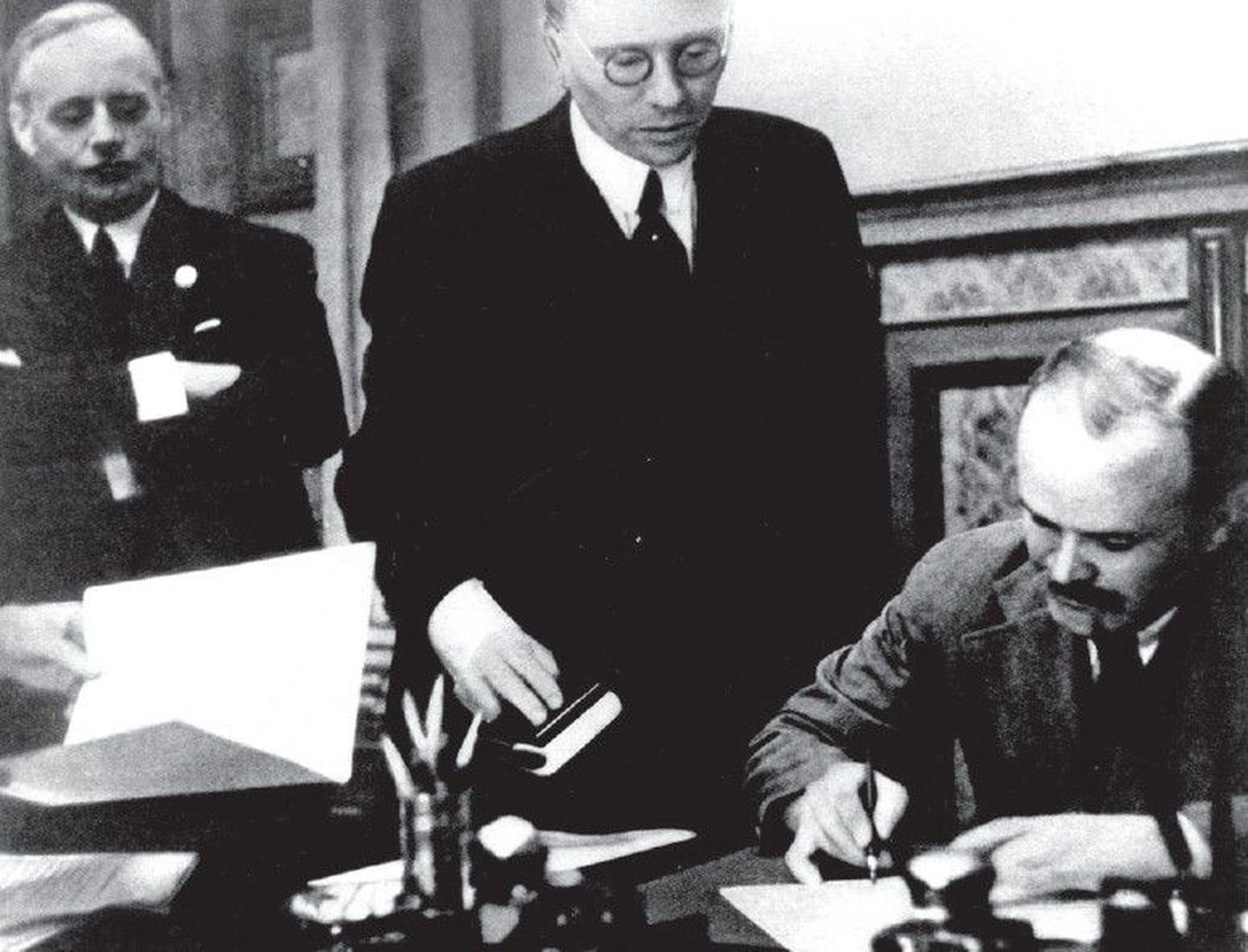 Pildil kirjutab Vene välisminister Molotov alla Molotovi-Ribbentropi paktile, mille salaprotokollidega
jagasid kaks suurriiki 1939. aastal Euroopa omavahel huvisfäärideks..