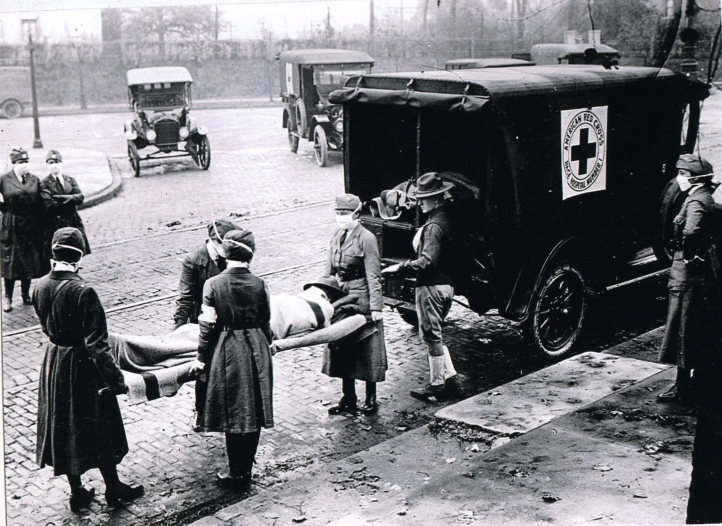 Punase Risti töötajad kandmas Hispaania grippi haigestunud patsienti Saint Louisis USAs.