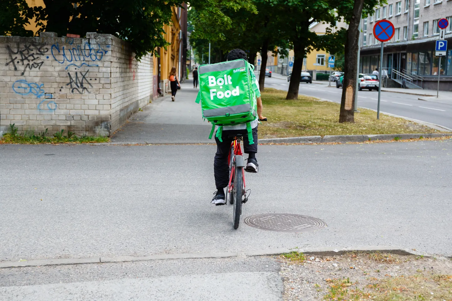 Курьер Bolt Food. Иллюстративное фото.