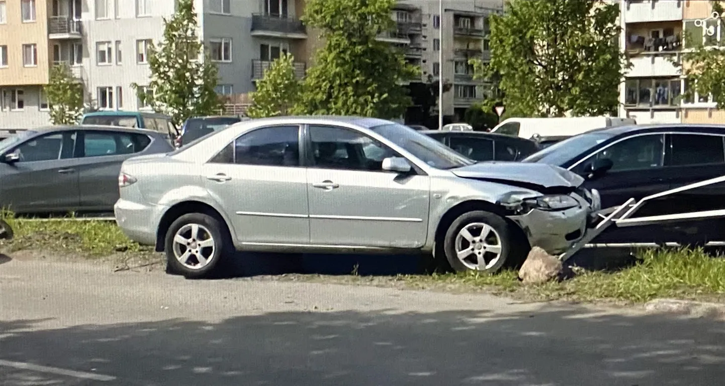 Разбитая машина.