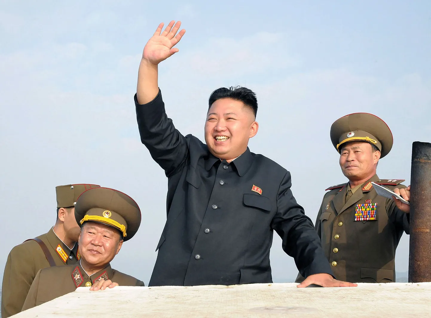 Korea RDV liider Kim Jong-un sõjaväelaste keskel.