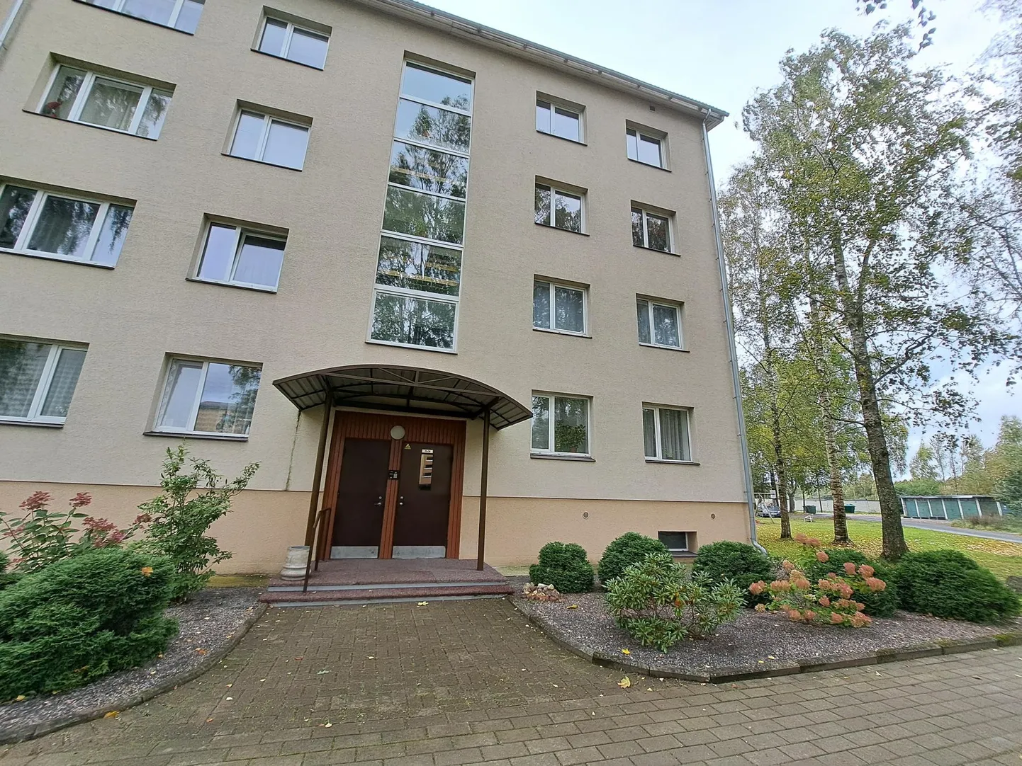 Peaauhinnaga "Ilus koduümbrus 2024" pärjati KÜ Uus-Sauga 41a Pärnu linnas.