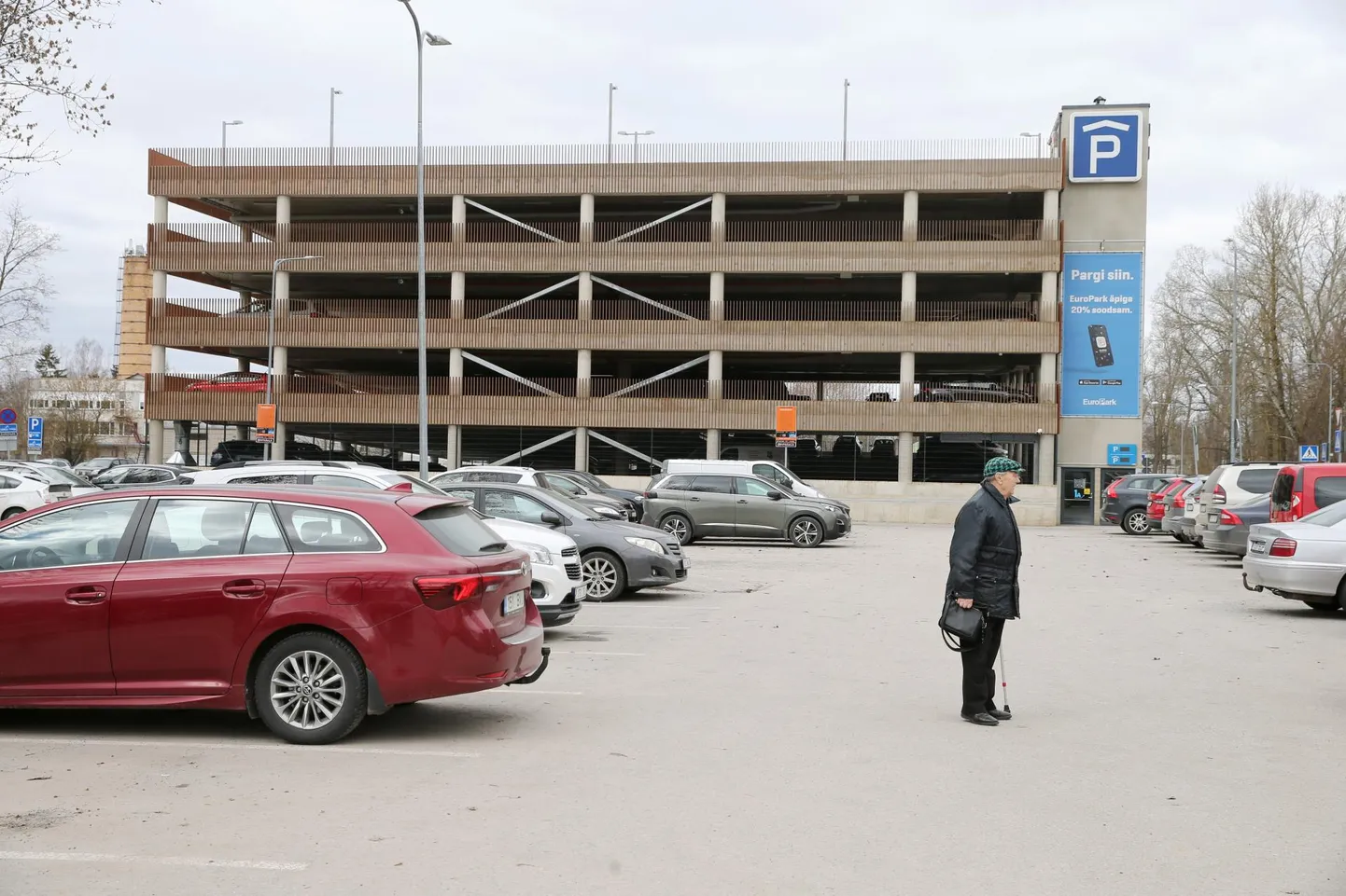 Maarjamõisas kliinikumi parkimismajas saab veel täna ja homme soodsama hinnaga parkida, laupäevast muutuvad nädala- ja kuukaardid aga märksa kallimaks.