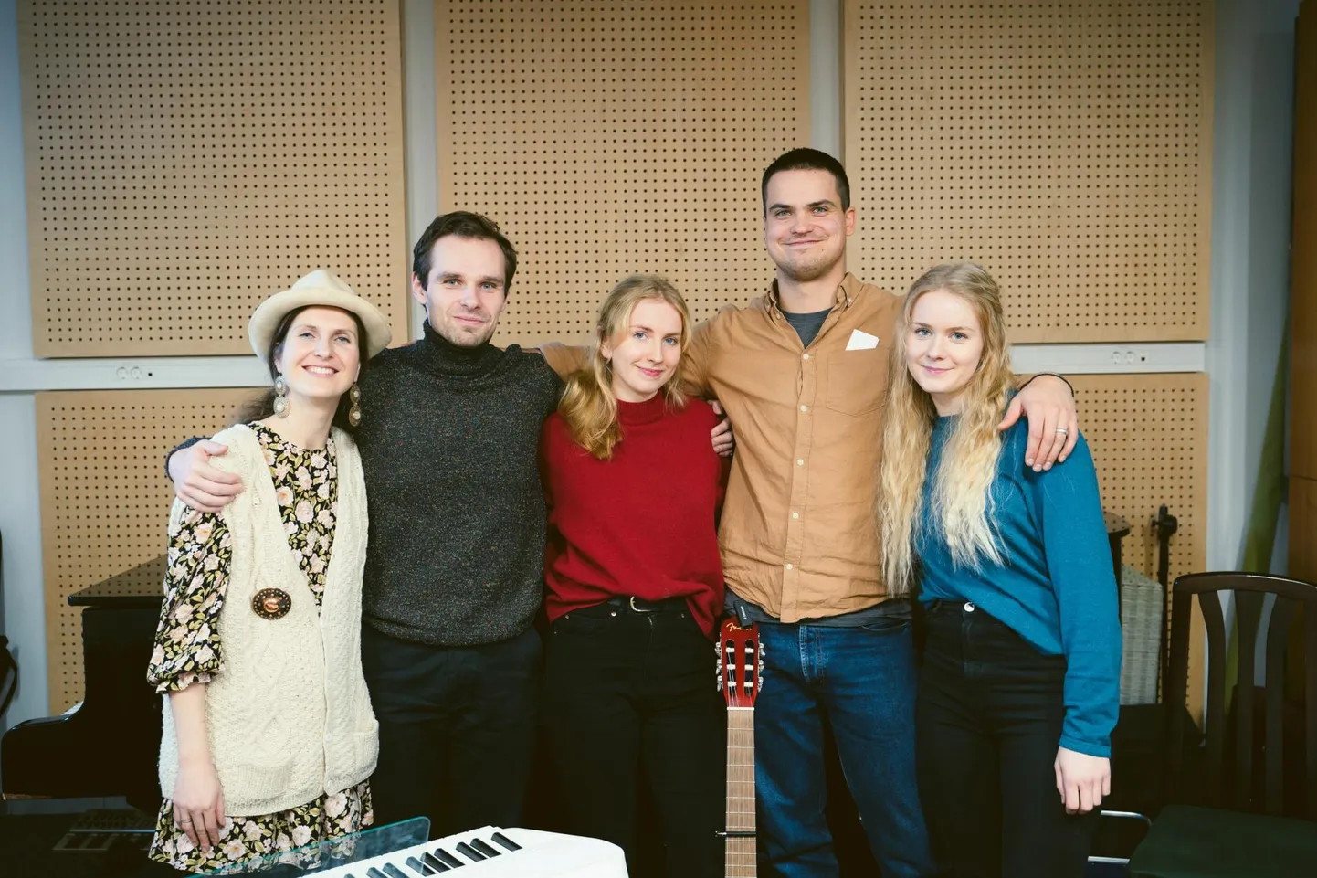 Muusikakollektiiv Olem: Birgid Täht (vasakult), Hanno Padar, Maria Mutso, Ken Arula, Marta Mutso. Pildilt on puudu Ermo Talvik.