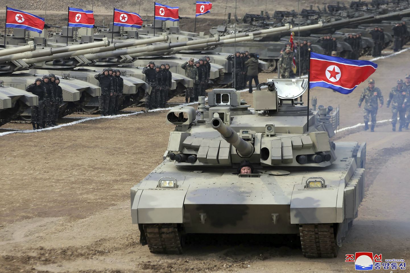 KCNA jagatud fotol on näha, et Põhja-Korea liider Kim Jong Un isiklikult juhib riigi uusimat lahingutanki.
