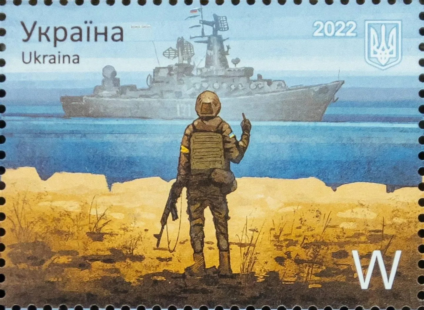 Kaks päeva enne raketiristleja Moskva uppumist anti Ukrainas välja Ussisaare juhtumit kajastav postmark, kus saare kaitsja näitab laevale keskmist sõrme, markeerides nii pehmendatud moel venekeelset lauset, mis läkitati laevale, kui sealt kästi saarel olevatel Ukraina võitlejatel alla anda.