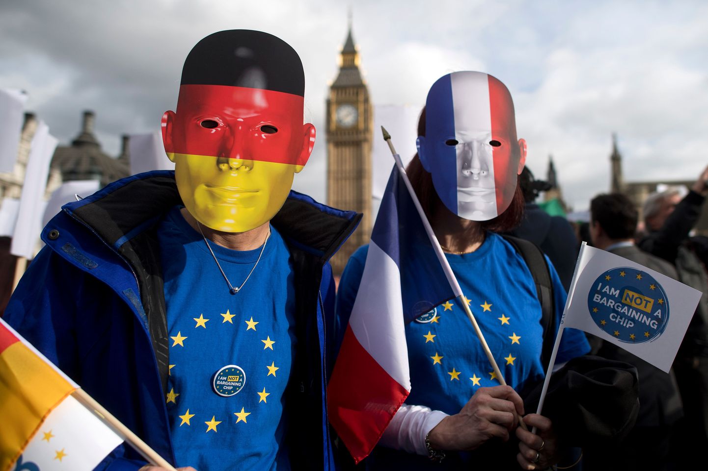 Saksa ja Prantsuse lipuvärvides maskidega meeleavaldajad Londonis.