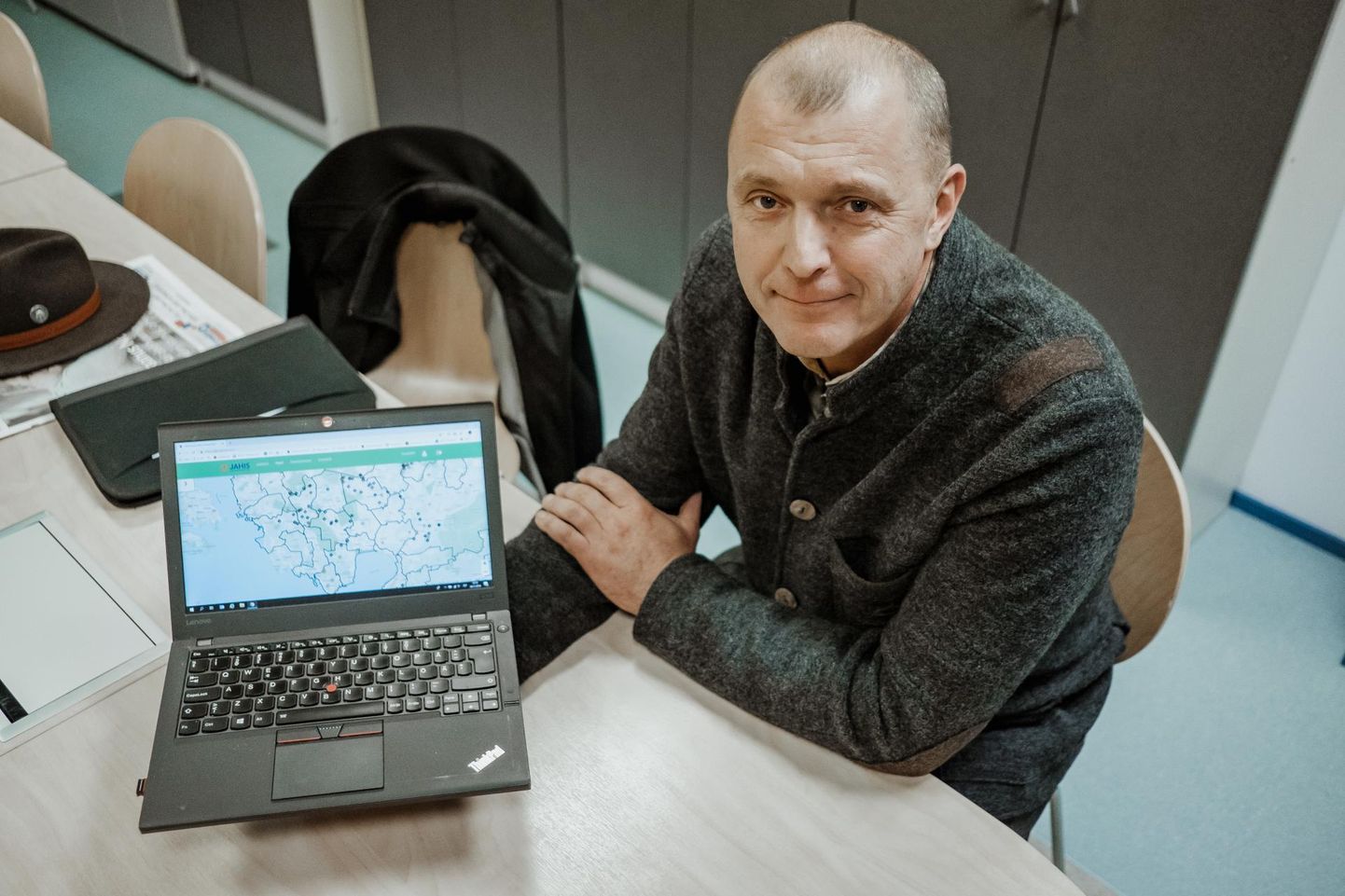 Eesti jahimeeste seltsi juhatuse liige Jaanus Põldmaa näitab arvutiekraanil, kuidas karu, ilvese või hundi loendus kastikestena välja näeb.