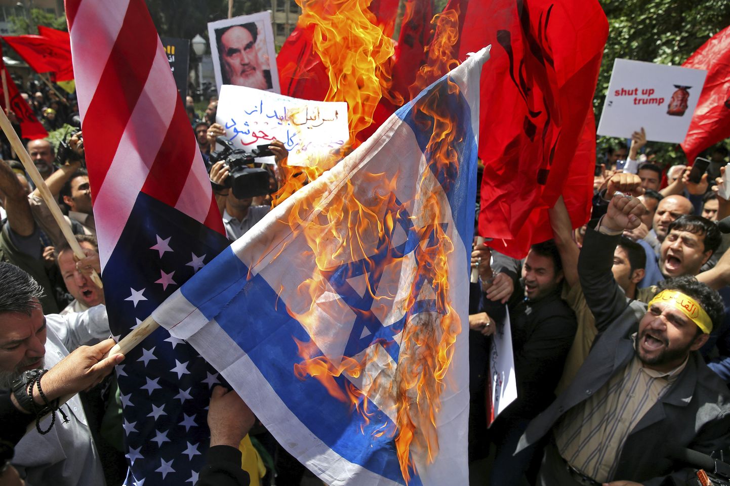Meeleavaldajad Iisraeli lippu põletamas.