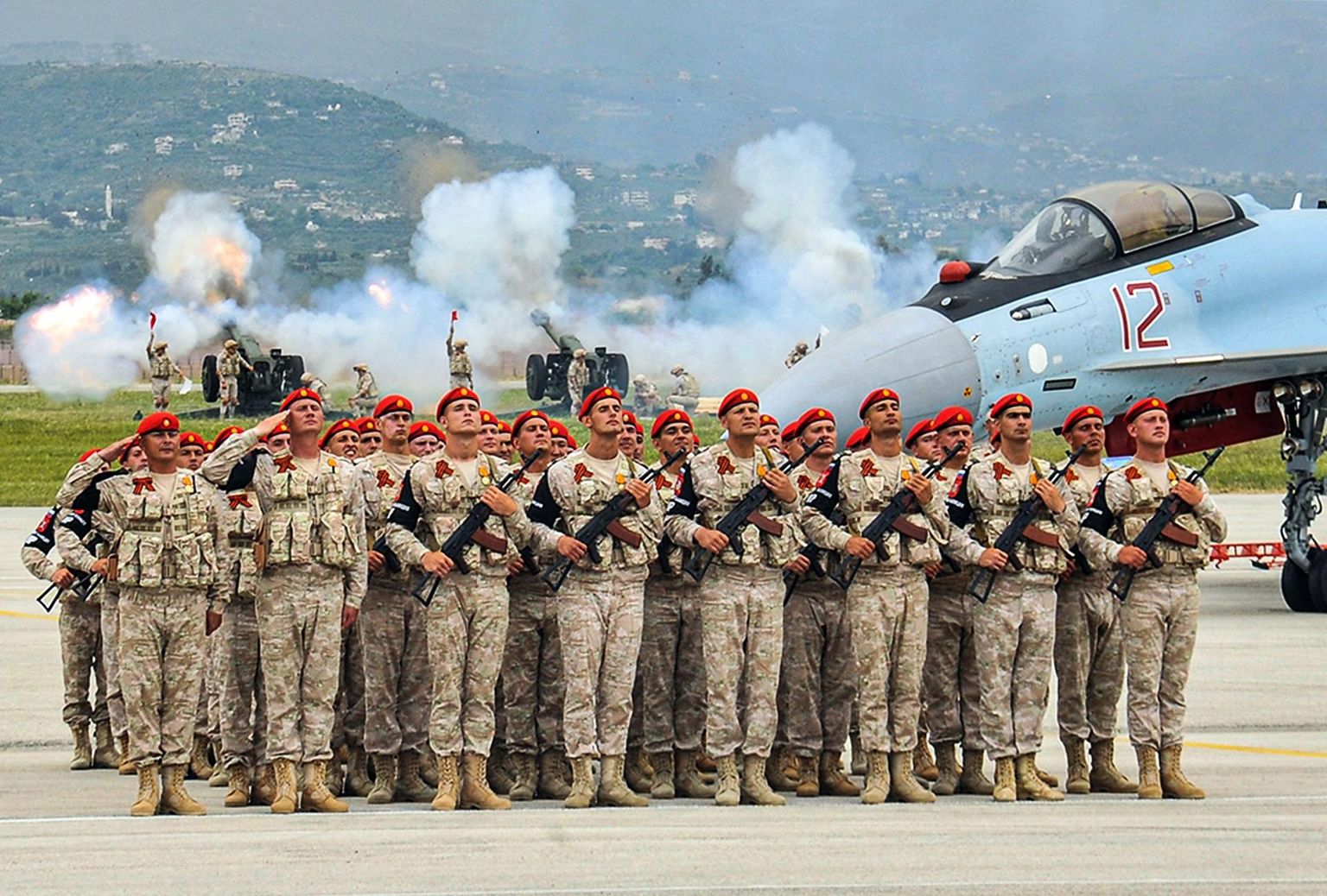 Võidupüha paraad Süürias Hmeimimi lennuväebaasis 9. mail, kus olid esindatud ka Wagneri grupi sõdurid.