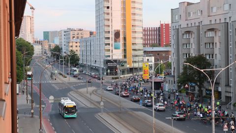 LUGEJA FOTOD ⟩ Tallinna tänavad täitusid üle hulga aja taas hilisõhtuste ratturitega