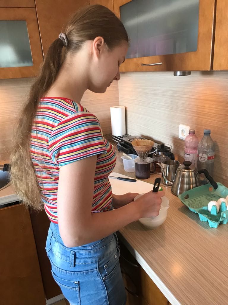 Mari vennatütar Maia (15) hommikust munarooga valmistamas
