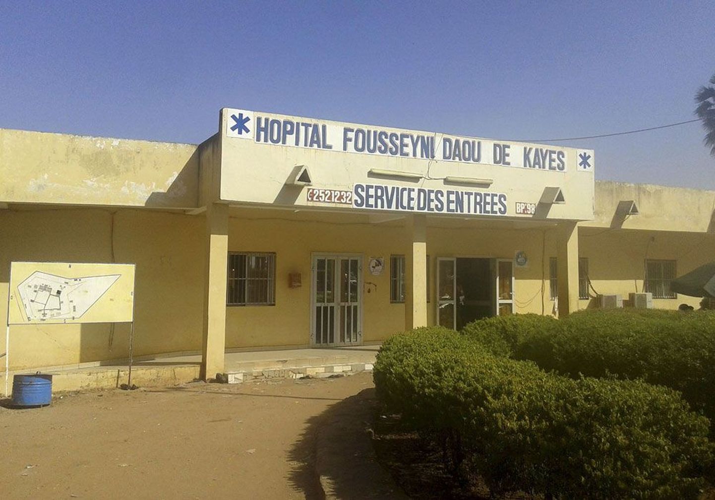 Больница в городе Каес (Мали), в которой скончалась двухлетняя девочка, приехавшая в Мали из соседней Гвинеи, где бушует Эбола.